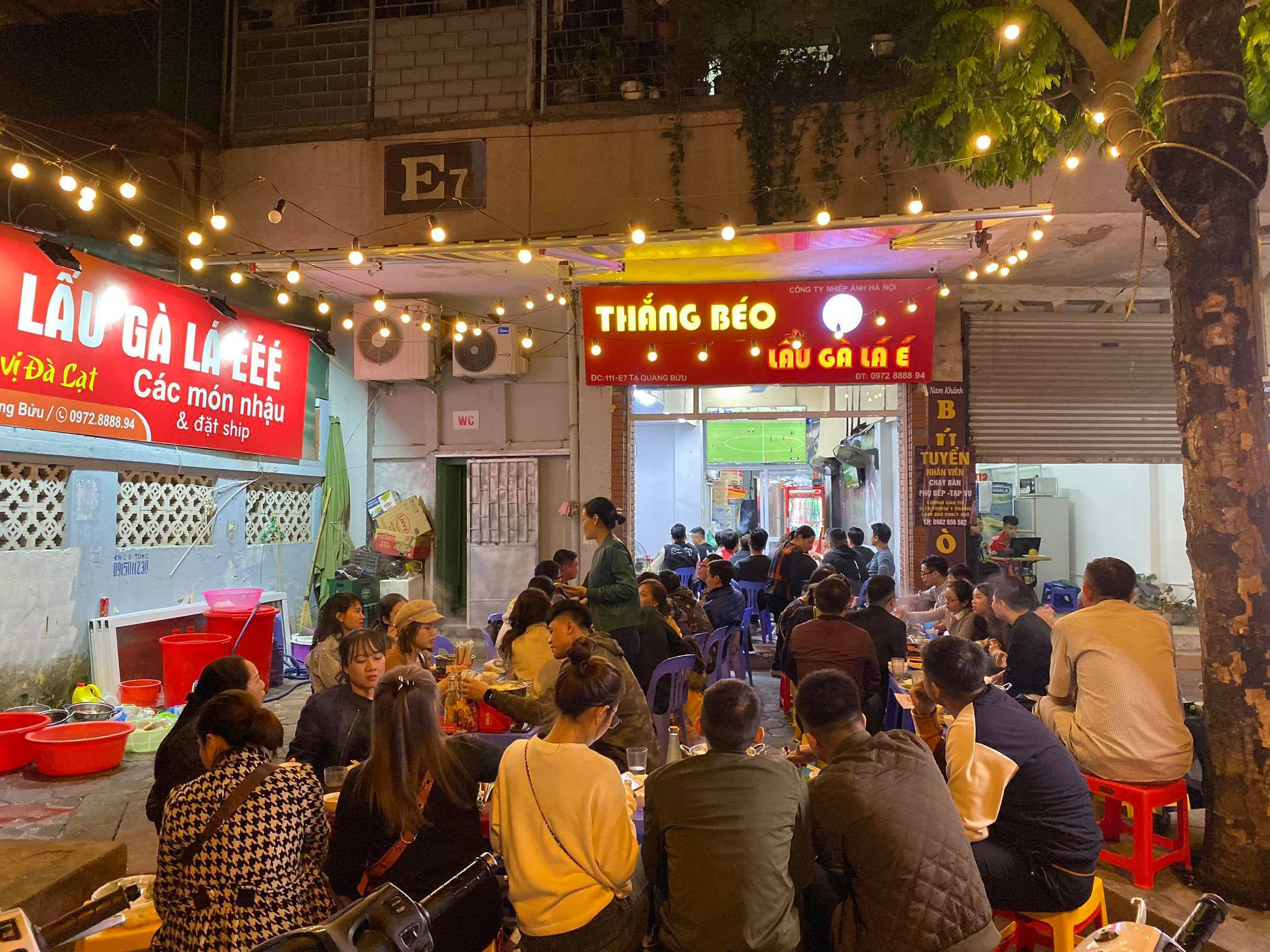 Lẩu gà lá é Thắng Béo có đến 10 chi nhánh khắp Hà Nội với nhiều không gian từ trong nhà đến ngoài trời đậm chất đường phố